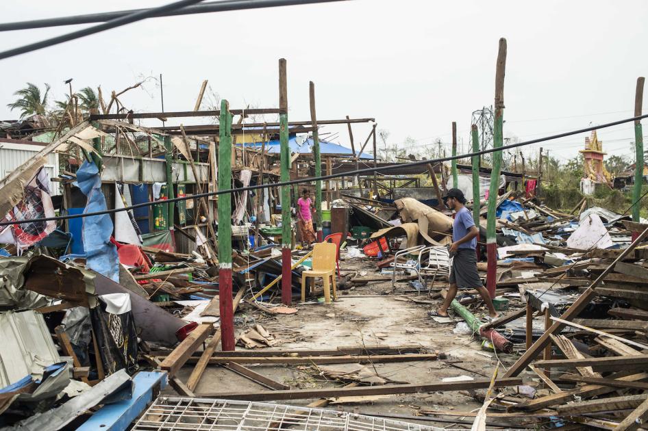 Un homme marchait parmi des débris de foyers détruits la veille par le cyclone Mocha dans le canton de Sittwe (État de Rakhine) au Myanmar, le 16 mai 2023. 